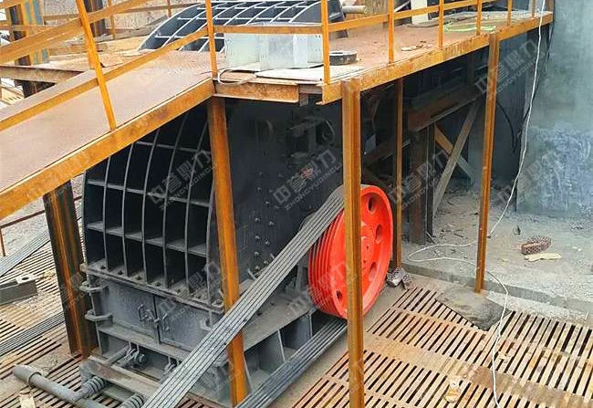在露天礦山工作的破碎機(jī)